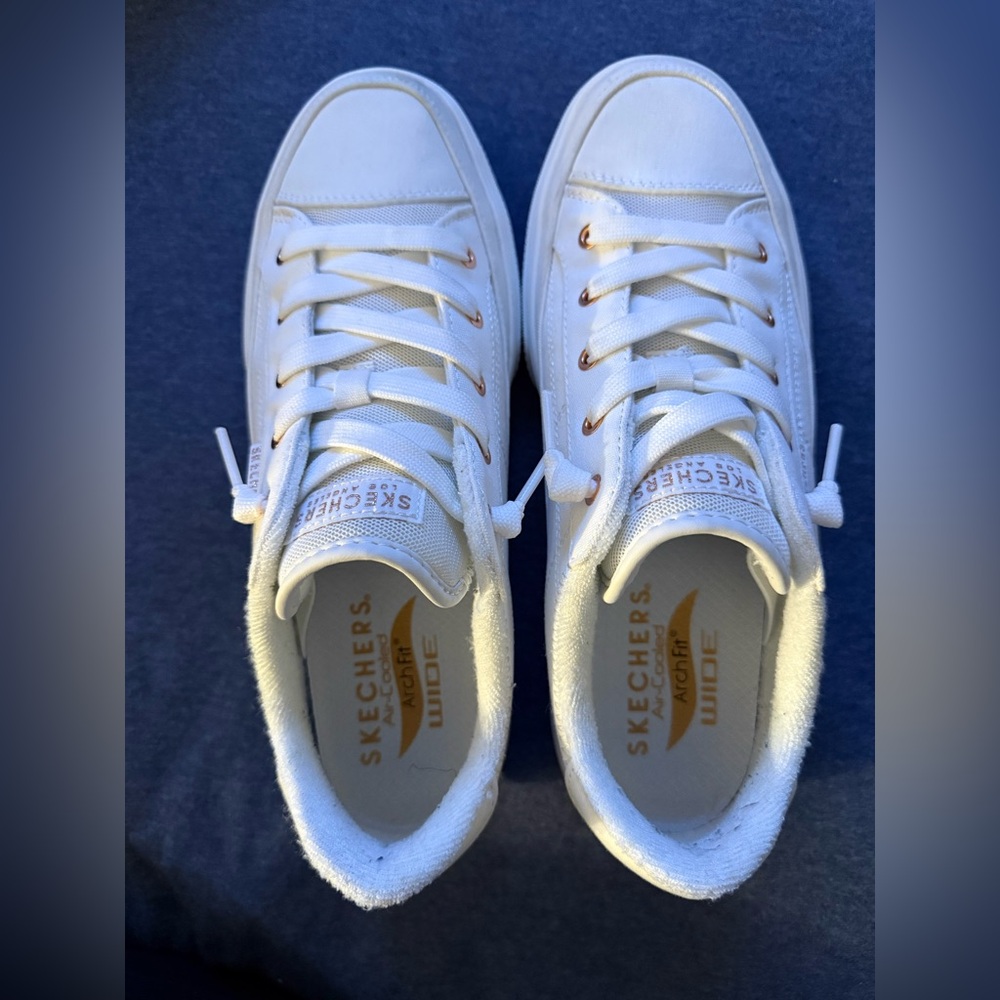 Skechers Women’s Arch Fit Arcade Slip On White Sneakers. Size 8.5 wide